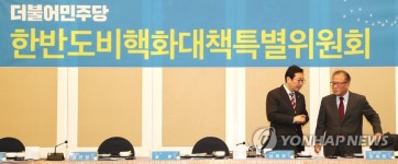 김한정 의원과 대화하는 정세현 전 통일부 장관