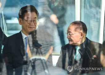 자율주행차 탑승한 이재명 지사와 리종혁 부위원장
