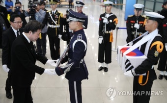 독립유공자 유해봉송행렬 영접하는 이낙연 총리