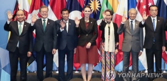문 대통령, 동아시아 정상들과 함께