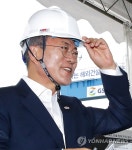 문 대통령, 싱가포르 지하철 차량기지 건설하는 우리 기업