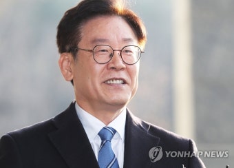 미소 지으며 답변하는 이재명 지사