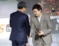 꽃다발 받는 문상철