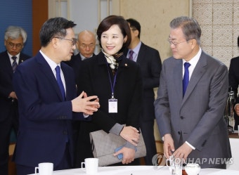 김동연 경제부총리 얘기 듣는 문 대통령