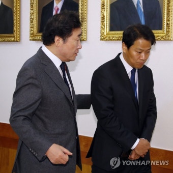 얘기 나누는 이낙연 국무총리와 임종석 비서실장