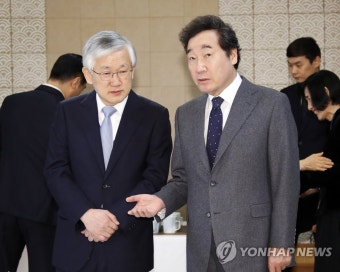 얘기 나누는 이낙연 총리와 남관표 국가안보실 2차장