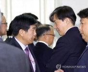 얘기 나누는 조국 민정수석과 백원우 민정비서관