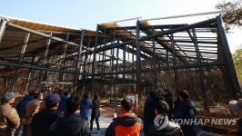 지붕이 열리고 닫히는 황새마을