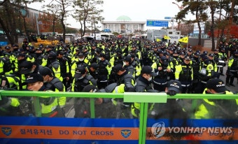차단벽 정리하는 경찰