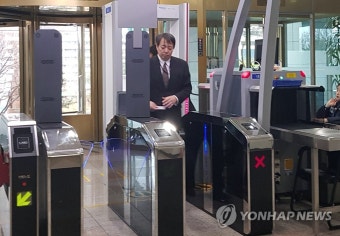 외교부 들어서는 미즈시마 고이치 주한일본대사관 총괄공사