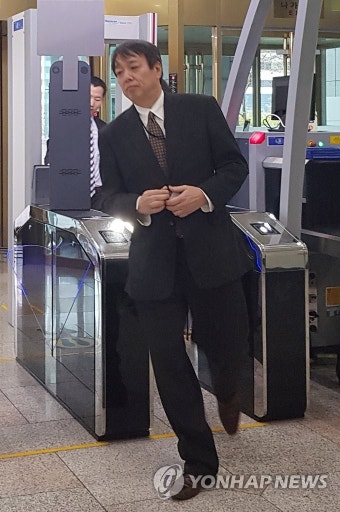 외교부 들어서는 미즈시마 고이치 주한일본대사관 총괄공사