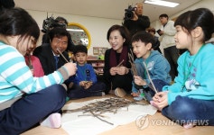 유은혜 사회부총리, 아이들에게 환한 웃음