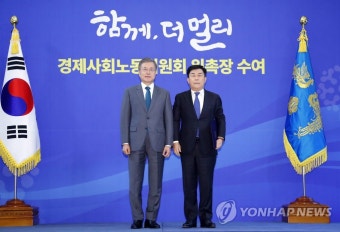 문 대통령, 박성택 중소기업중앙회장에게 경사노위 위촉장 수여