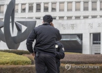 무거운 분위기의 대법원 입구