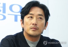 하정우, 진지한 눈빛으로