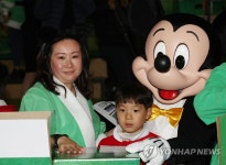 월트디즈니 코리아 사장, 미키마우스와 함께
