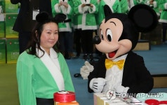 월트디즈니 코리아 사장, 미키마우스와 함께
