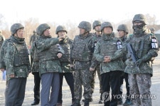 철원 MDL 내 남북 접속도로 살피는 김부겸 장관