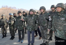 철원 MDL 내 남북 접속도로 살피는 김부겸 장관