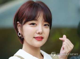 문지인 '앙증맞은 손가락 하트'