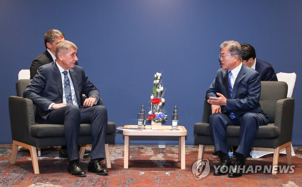 한국의 윤석열 대통령, 체코 공식 방문 속 원전 동맹 강조