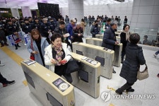 둔촌오륜역 개찰구 통과하는 시민들