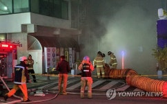 수원 골든프라자 화재…18명 연기흡입