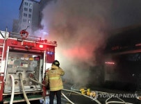 수원 골든프라자 화재…지하PC방 250명 긴급대피(종합)