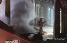 짙은 연기 속, 이어지는 인명수색