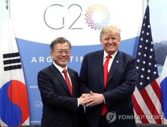 반갑게 손 잡은 한미 정상