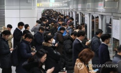 9호선 연장구간 개통 뒤 첫 평일…혼잡한 종합운동장역