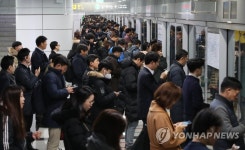 시민들로 붐비는 9호선 종합운동장역