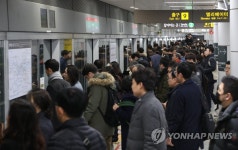 9호선 연장구간 개통 뒤 첫 평일…붐비는 종합운동장역