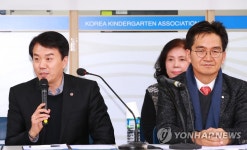 질문에 답하는 송기문 한유총 협상단장