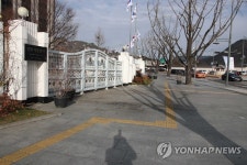 말끔하게 치워진 정부서울청사 앞 인도