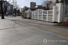 말끔하게 치워진 정부서울청사 앞 인도