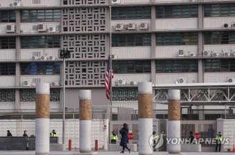 부시 전 대통령 추모...미 대사관에 걸린 조기