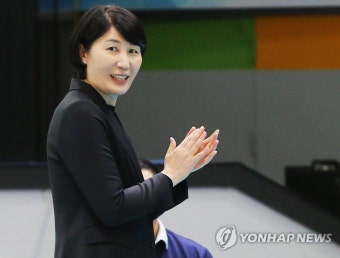 박수 치는 이도희 감독