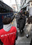 KT직원들, 점심식사 가는길