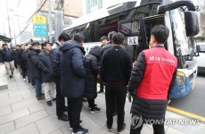 버스 기다리는 KT 직원들