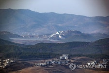 북 개풍군 관산반도 마을 겨울풍경