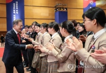 문 대통령, 미래 무역 주역들과 악수