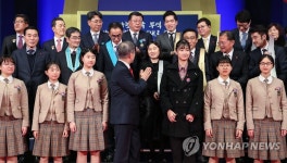 무역 일꾼들에게 박수치는 문 대통령