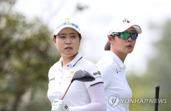 코스 바라보는 박민지와 박지영