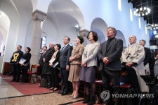 인권의 의미 되새기며, 다함께 아침이슬 합창