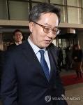 정부세종청사 나서는 김동연 부총리