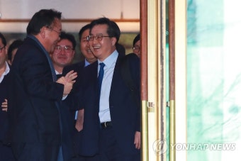 김부겸 장관과 인사하는 김동연 부총리
