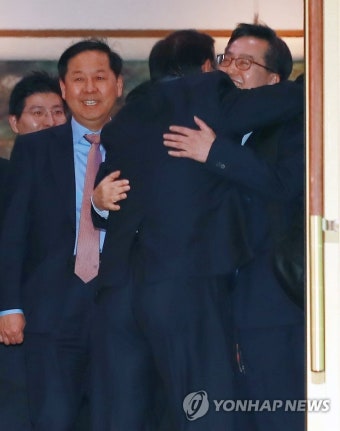 김부겸 장관과 포옹하는 김동연 부총리
