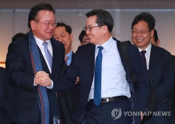김부겸 장관과 인사하는 김동연 부총리