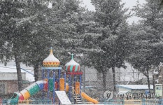 동화처럼 눈 내리는 시골 학교